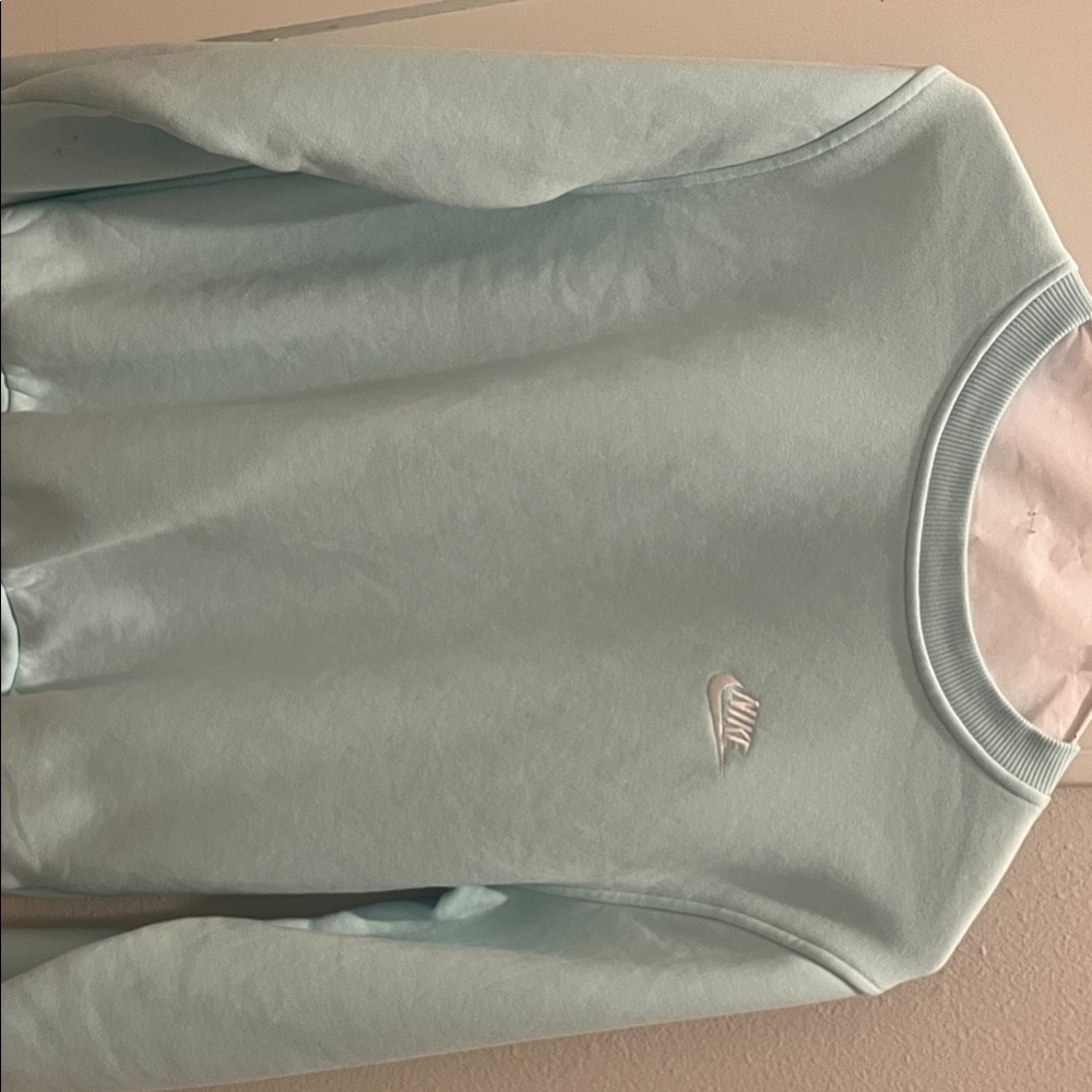 Youth Nike Pastel Mint Crewneck Sweatshirt. Size XL (fits like a Women’s XS).